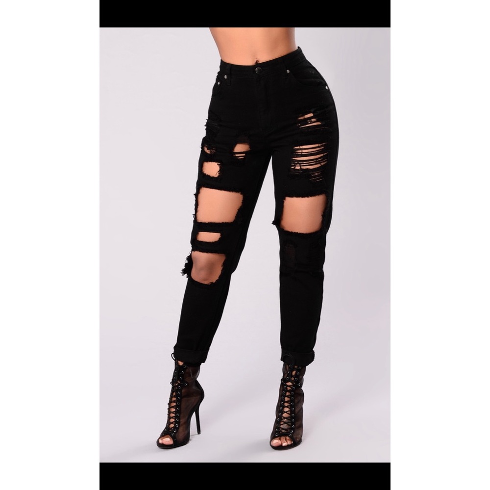 Fashion Nova Distressed Boyfriend Jeans!